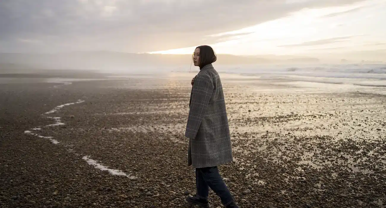 Frau alleine am Strand Quelle: freepik.com @pikisuperstar